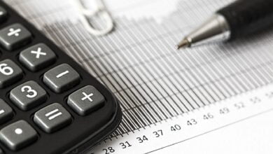 калькулятор та папери фото