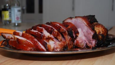 смажена свинина на столі фото